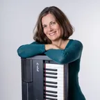 Elo von Knorre, Musikerin und Musikcoach, am Klavier
