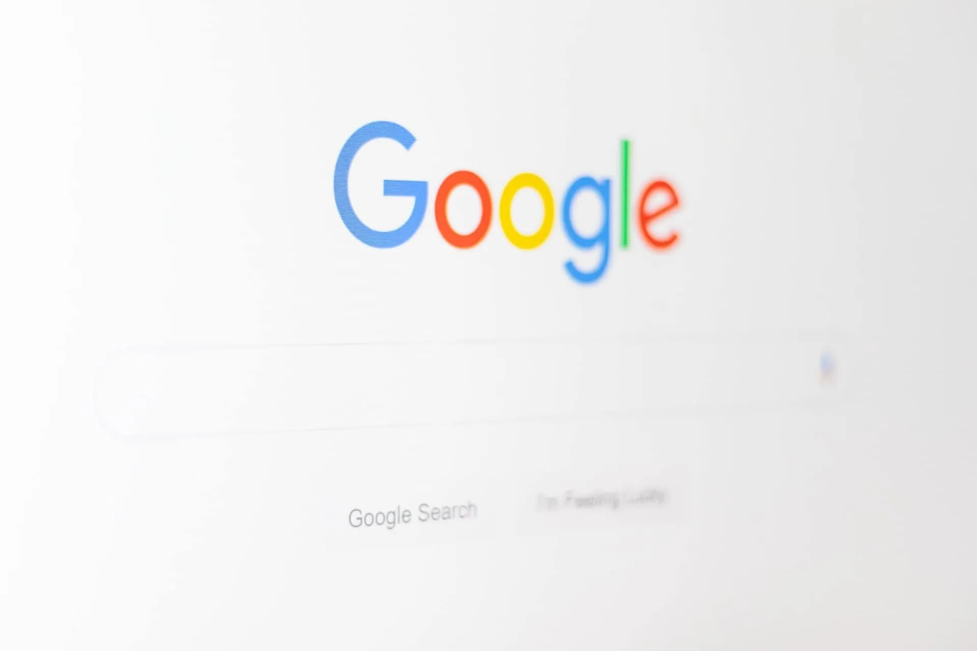 Google-Logo und Suchfeld auf einer weißen Webseite.