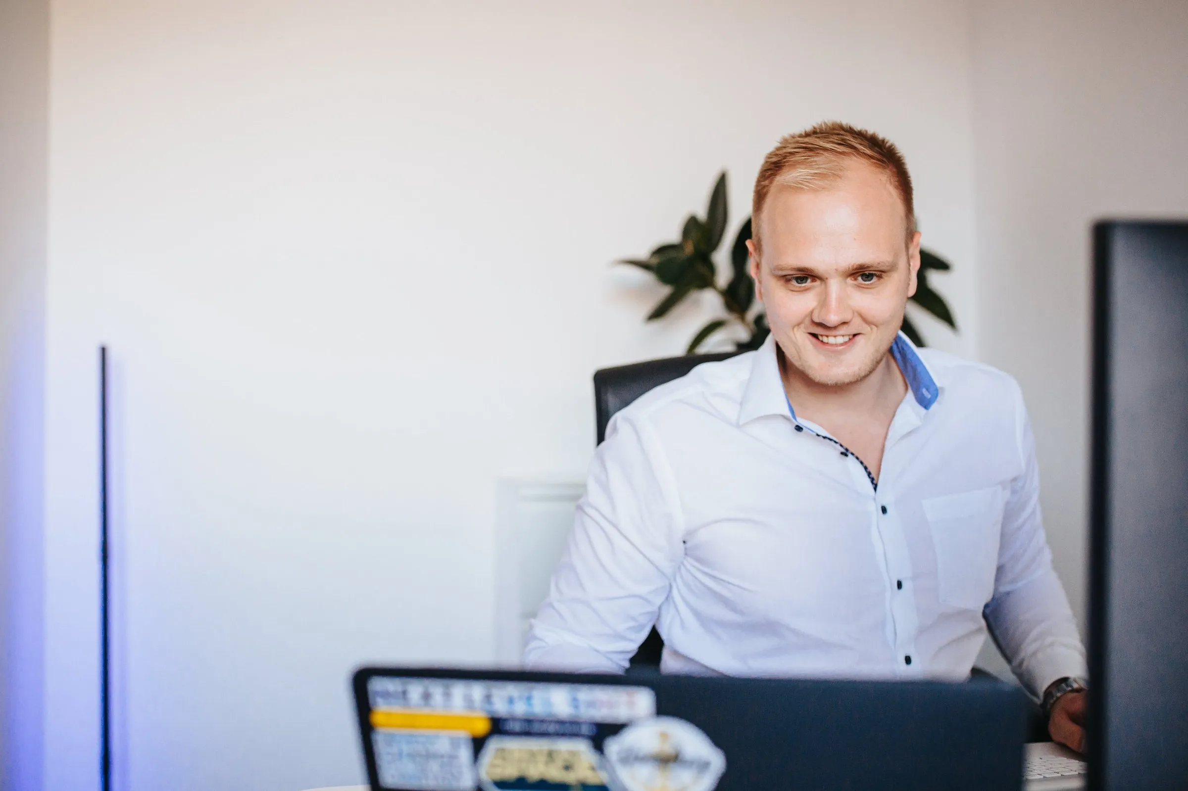 Mitarbeiter mit Headset arbeitet am Laptop